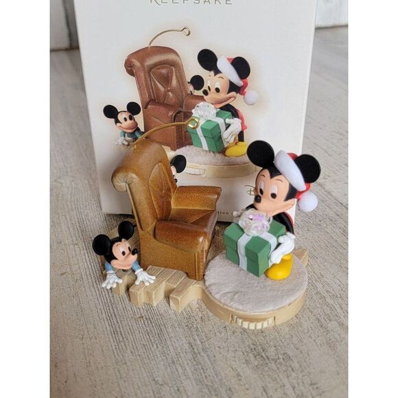 Hallmark Hide 'n' Peak Mickey Mouse 2007 Disney ornament Xmas - Picture 1 of 7